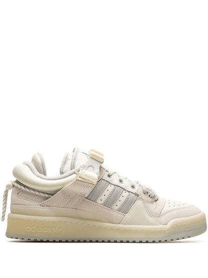 Tenis Forum Buckle Low "White" de Adidas x Bad Bunn