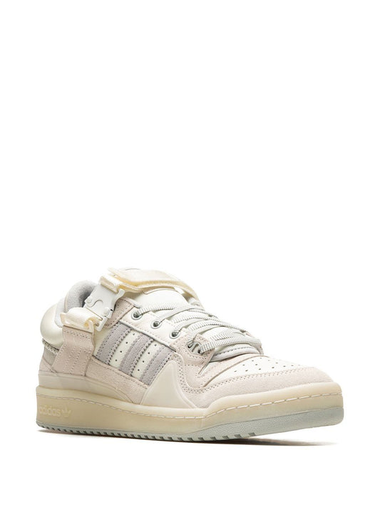 Tenis Forum Buckle Low "White" de Adidas x Bad Bunn